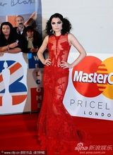 组图：Jessie J透视裙极尽诱惑 登台为火星哥颁奖