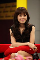 幻灯组图：张娜拉做客新浪 大波浪卷发倍增女人味