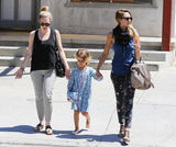 组图：杰西卡-阿尔芭蓝色小背心搭印花裤