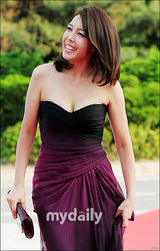 组图：金俊秀玉珠贤等亮相音乐剧颁奖礼地毯