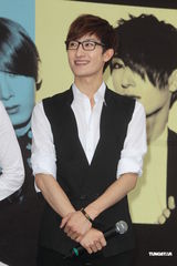 组图：SJ-M台北签唱会 兄弟情深互喂台湾小吃