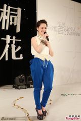 组图：阿娇亮相专辑发布会 与胡彦斌甜蜜对唱