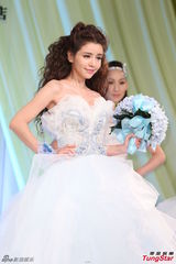 组图：李毓芬婚纱装亮相 笑容甜美妩媚动人