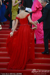 组图：C罗超模女友戛纳走秀展玉腿深沟