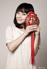 组图：张佳宁贺岁大片曝光 红火送“福”气