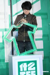 组图：方大同变身设计师 被粉丝围攻现场混乱 