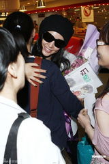 组图：李冰冰赴台宣传电影与粉丝合影无架子