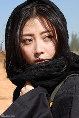 组图：殷桃《温州一家人》黑纱掩面展异域风情