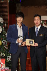 组图：金桢勋优雅亮相腼腆与女粉丝拥抱