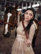 组图：黄小蕾时尚写真眼神凌厉