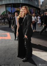 组图：朱莉切乳腺后首现身火辣依旧 与皮特热吻