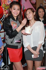 组图：周秀娜倒奶谢票大派送 新片改走打女路线