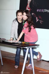 组图：温岚妈妈一圆明星梦 支持女儿先有后婚