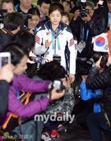 组图：韩国花滑公主金妍儿抵达索契遭围堵