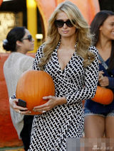 组图：希尔顿飞机场变丰满 俯身挤乳沟挑南瓜