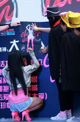 组图：江映蓉新专辑签唱 歌迷拜见《女人帮》帮主