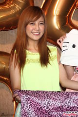 组图：安心亚粉裙亮相歌迷会 台上跳舞性感甜美