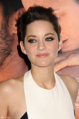 组图：《锈与骨》好莱坞首映 玛丽昂白裙美艳动人