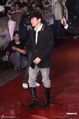 组图：日韩艺人齐登小巨蛋 张小燕庾澄庆造型大PK