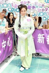 幻灯图：陈法拉新戏肚兜上阵 钟嘉欣受失眠之苦