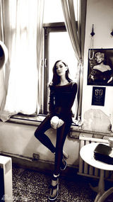 组图：熊乃瑾黑白质感写真 优雅率性英伦风