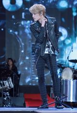 组图：金在中青瓦台热唱摇滚新曲 双眼频放电