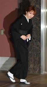 幻灯图：后藤真希为母举行告别式 早安成员嚎啕大哭