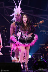 组图：张惠妹台北热力开唱 羽毛装惊艳大秀爵士鼓