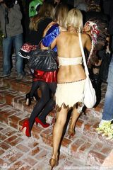 组图：希尔顿“印第安”爆乳造型出席万圣节派对