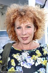 组图：盖尔红裙撑《一线牵》甜蜜笑容走红毯