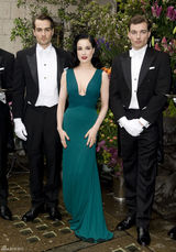 组图：黛塔-范-提斯深V长裙露完美胸线