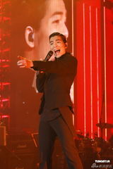 组图：何韵诗开唱剖白爱情观 落泪唱失恋情歌