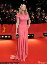 组图：超模尼娜-霍斯嫩粉长裙亮相尽显曲线