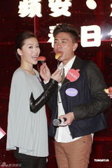 组图：黄宗泽亲吻混血小美女 与周丽淇出席亮灯仪式