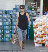 组图：哈利-贝瑞产后紧身裙亮相 影后减肥成功