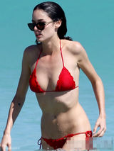 组图：超模妮可比基尼秀完美身材 与男友当众激吻