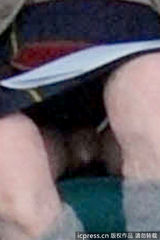 组图：91岁老亲王菲利普“晒鸟”