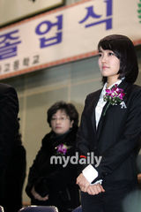 幻灯图集：尹河获荣誉高中毕业证书 弥补多年遗憾