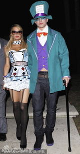 组图：万圣节变装秀 卡戴珊变人鱼帕里斯穿扑克装