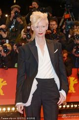 组图：蒂尔达-斯文顿帅气套装红唇气场强大