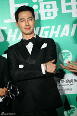 组图：韩星赵寅成上海电视节卖萌耍酷逗粉丝