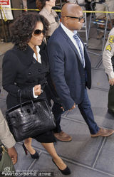 组图：杰克逊案四审家人到场 粉丝举牌望法庭公正