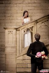 组图：baby典雅白裙拍广告 紧贴外籍男甜蜜调情