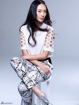 组图：童瑶再登杂志封面 轻熟女式早春时尚