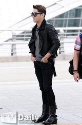 组图：SuperJunior等偶像赴土耳其开唱亮相机场