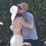 组图：LadyGaga狂甩赘肉 碎花比基尼清凉度假