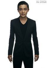 组图：李佳航风格系写真首曝光 雅痞士静态表演