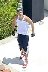 组图：比伯比中指怒斥狗仔 掀衣露胸肌内裤嘲讽