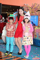 组图：钟嘉欣红色裙装亮相 笑容甜美大方秀美腿