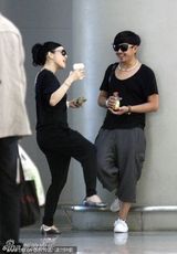 组图：钟丽缇回应婚变传闻称一切都好 路边吃粽子